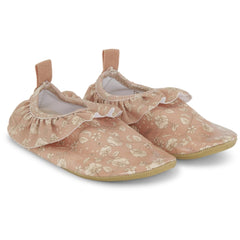 konges-sløjd-manuca-swim-frill-shoes-blossom-rouge-kong-s22ks3000-br-22-23-