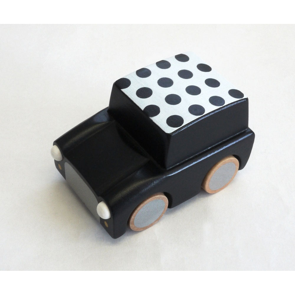 kukkia-kuruma-classic-wooden-wind-up-car-dots-black- (1)