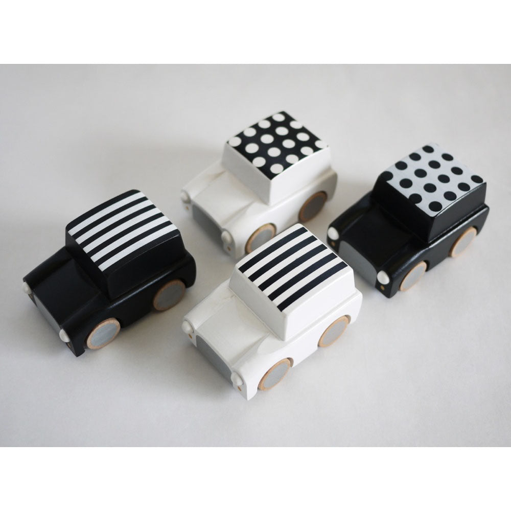 kukkia-kuruma-classic-wooden-wind-up-car-dots-black- (2)