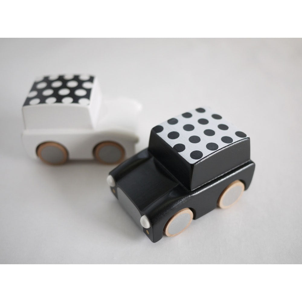 kukkia-kuruma-classic-wooden-wind-up-car-dots-black- (4)