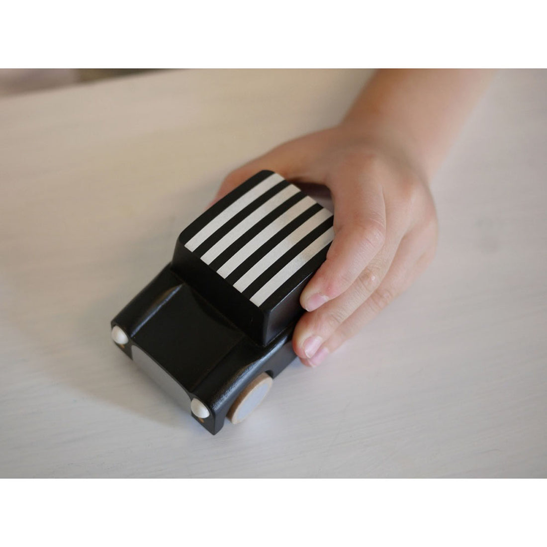 kukkia-kuruma-classic-wooden-wind-up-car-stripes-black- (3)