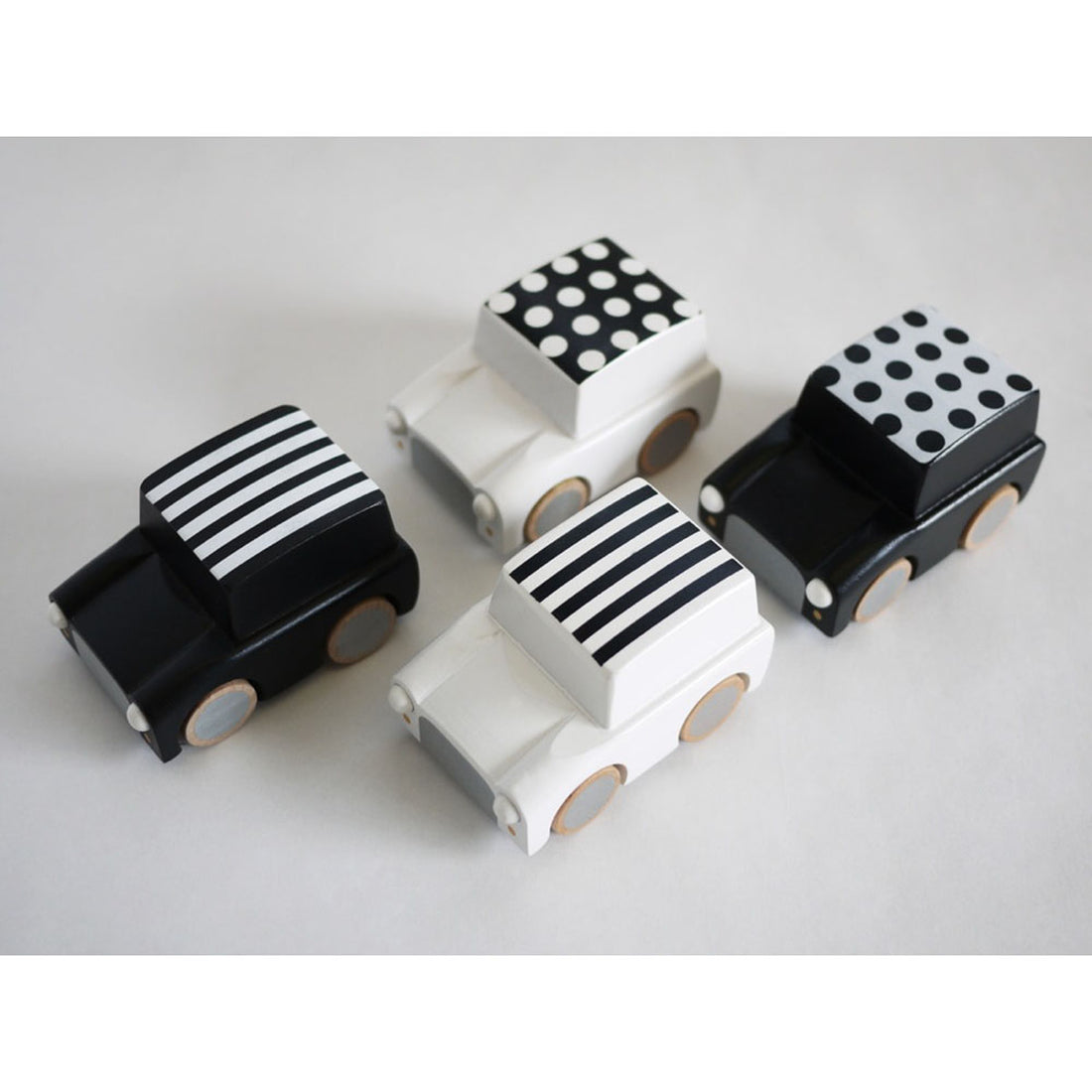 kukkia-kuruma-classic-wooden-wind-up-car-stripes-black- (5)