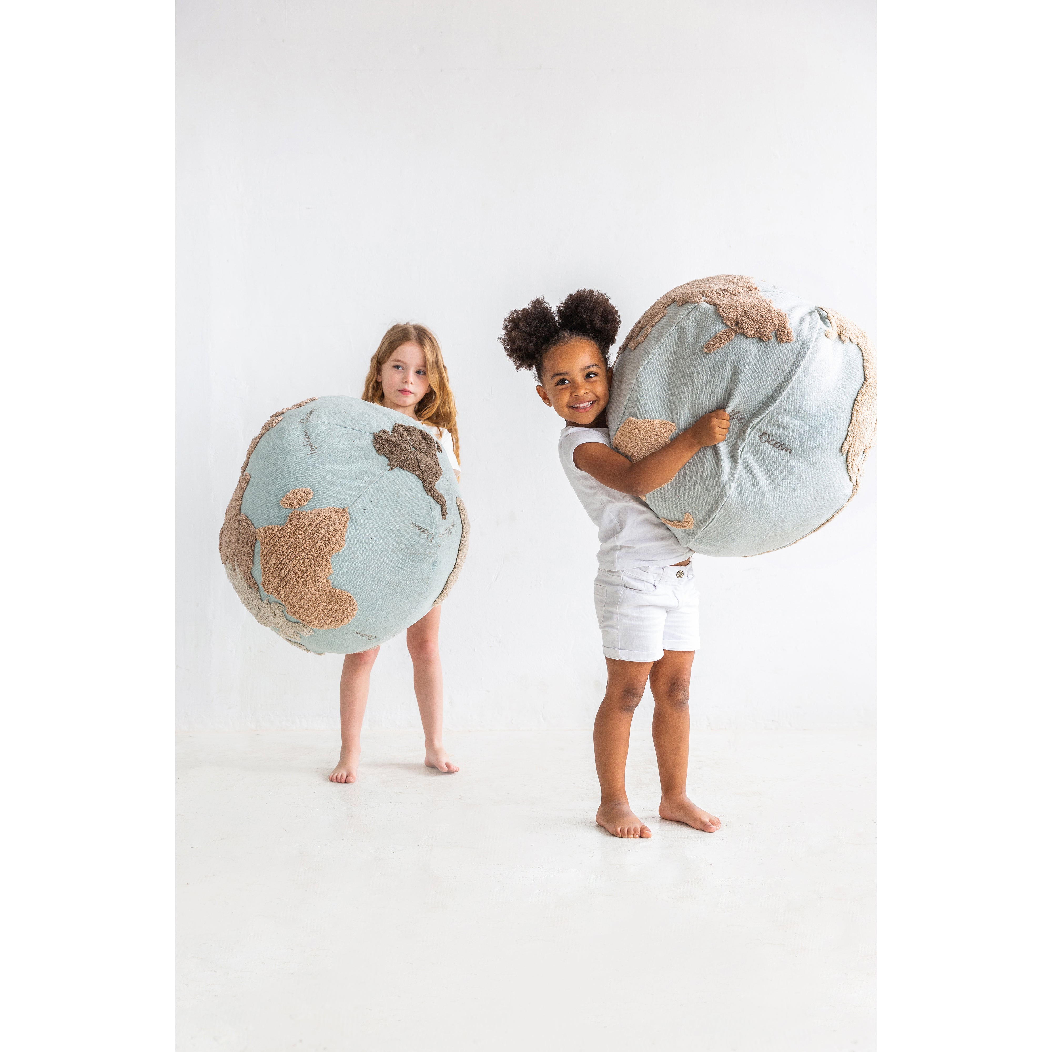 lorena-canals-back-to-school-world-map-machine-washable-pouffe- (23)