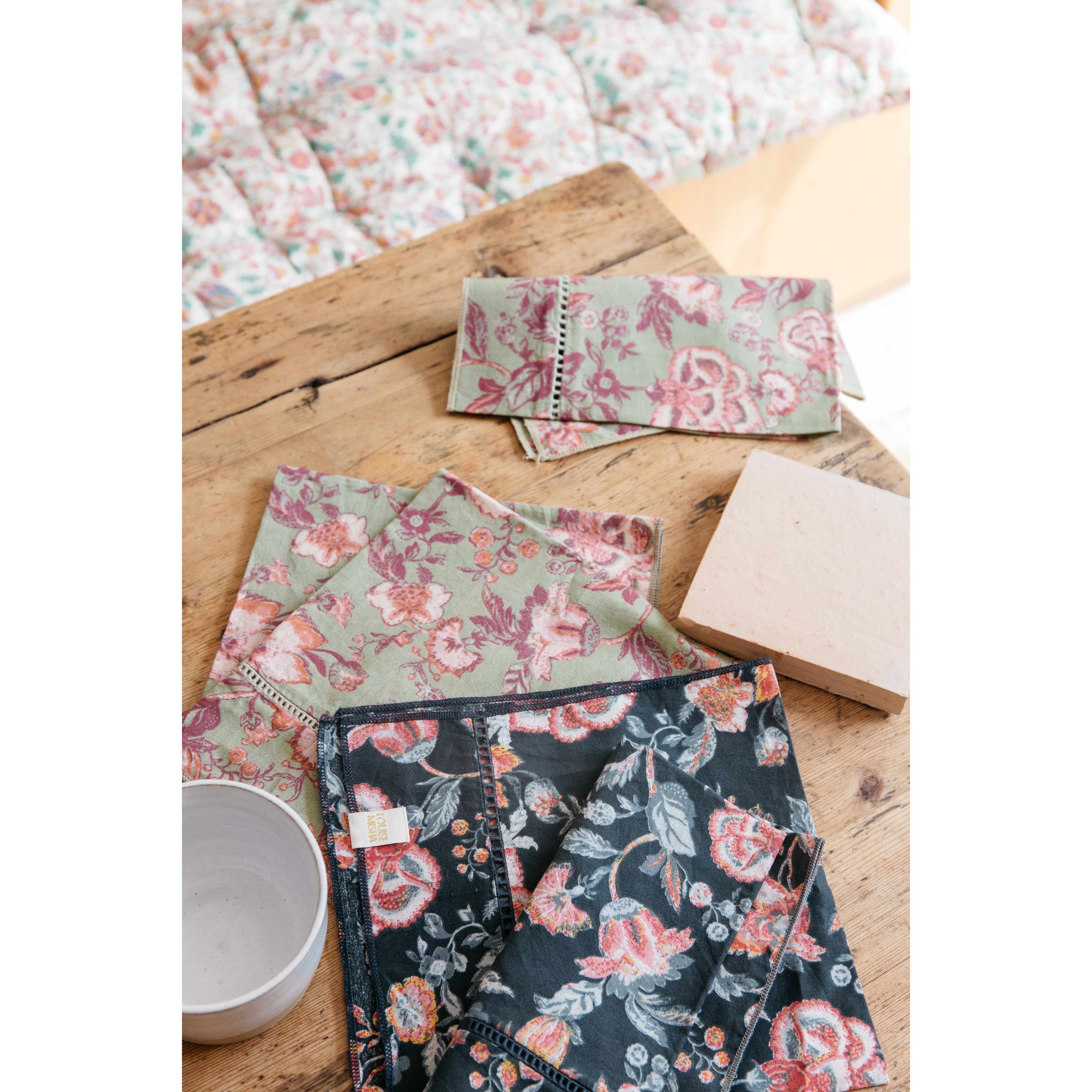 louise-misha-table-napkin-carlotta-charcoal-tpical-loon-mish-w22t0424-khaki-os- (12)