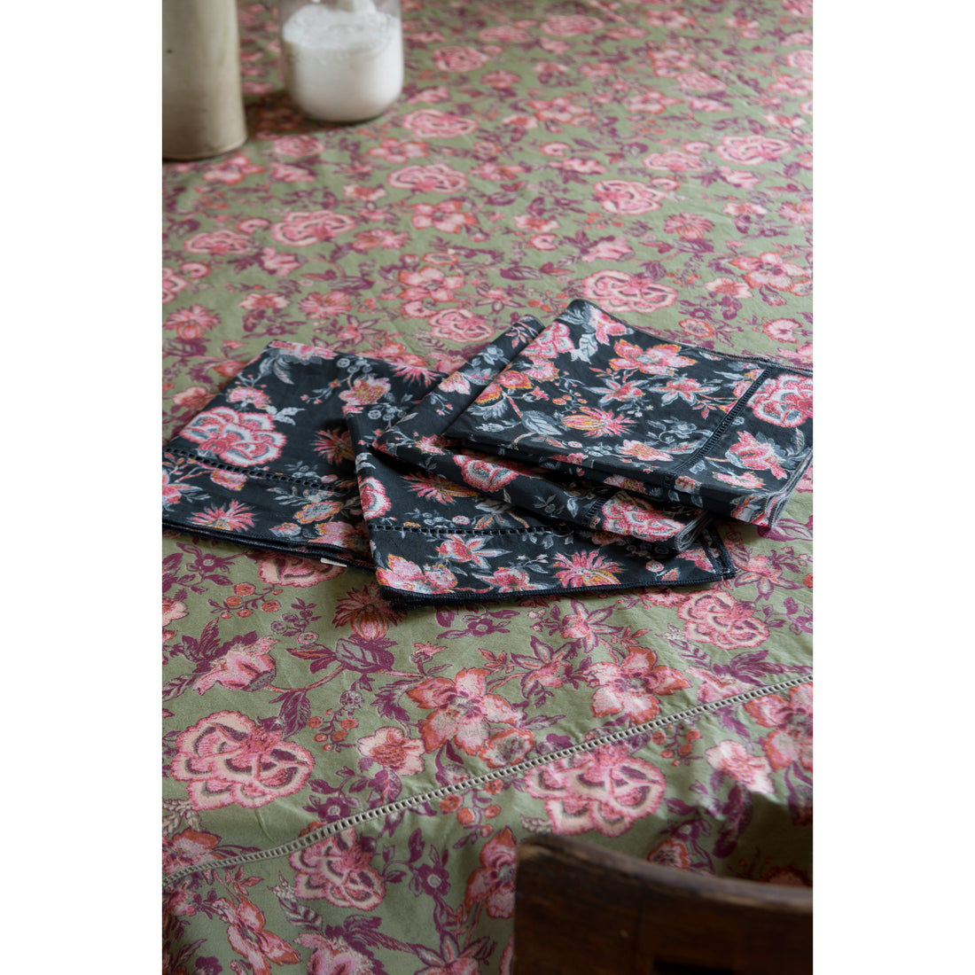 louise-misha-table-napkin-carlotta-charcoal-tpical-loon-mish-w22t0424-khaki-os- (3)