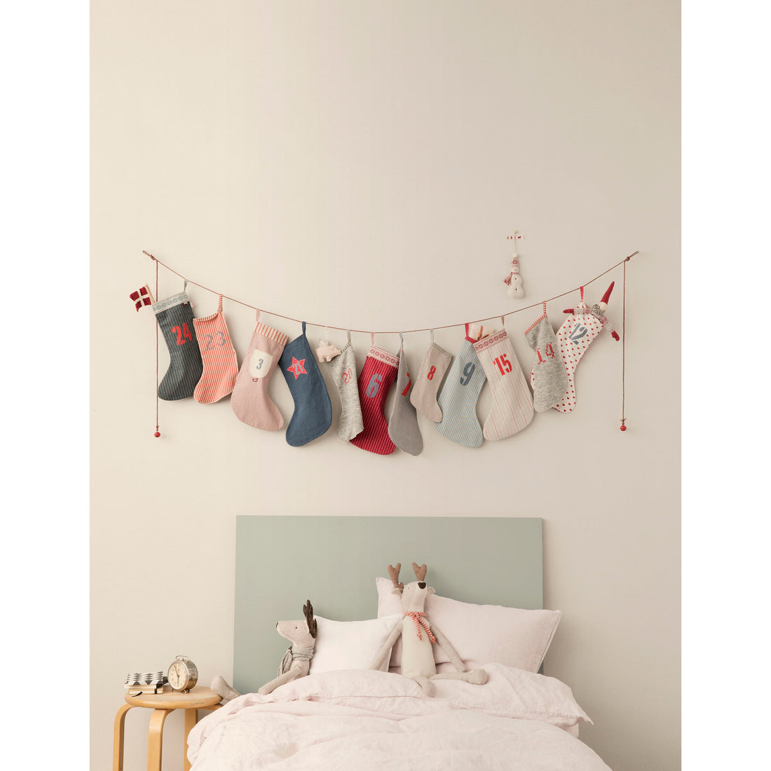 maileg-mouse-angel-with-stocking-blue-04