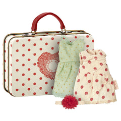 maileg-mouse-suitcase-with-2-set-of-clothes-01
