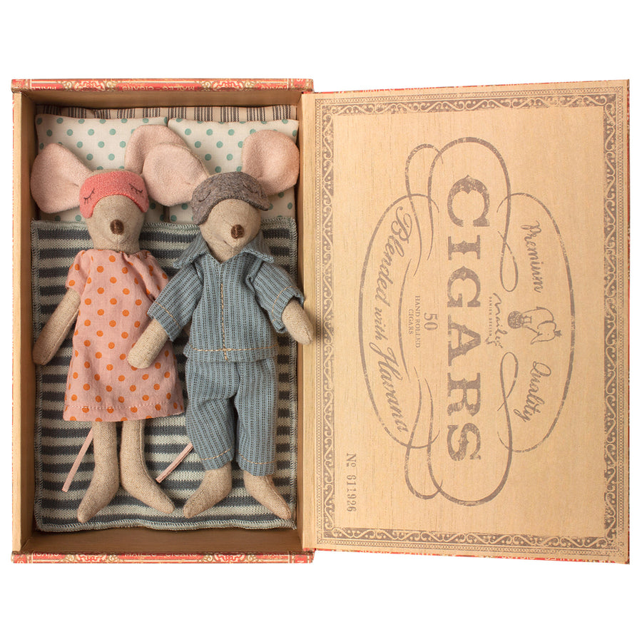 maileg-mum-&-dad-mice-in-cigar-box- (1)