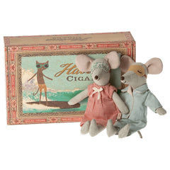 maileg-mum-and-dad-mice-in-cigarbox-mail-17230101- (1)