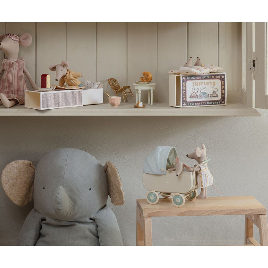 maileg-pram-micro-blue-mail-11210301- (4)