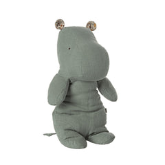 maileg-safari-friends-medium-hippo-chinos-green-mail-16260200- (1)
