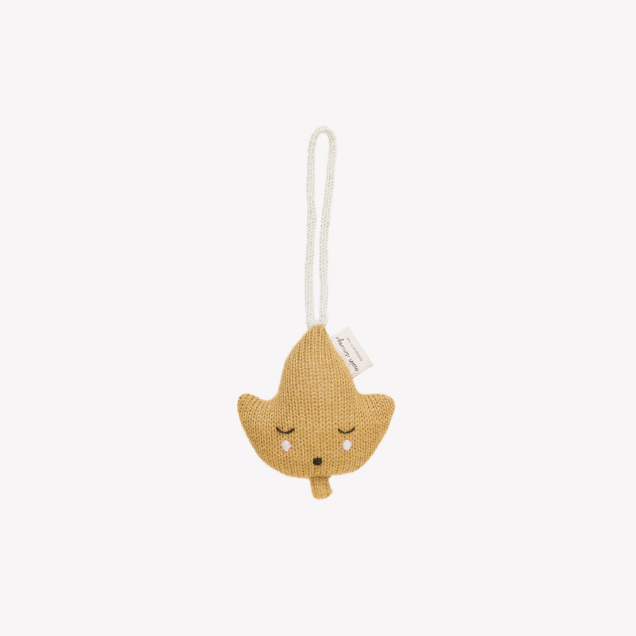 main-sauvage-baby-gym-toy-hanging-rattle-leaf-ochre-main-gtleamust- (1)