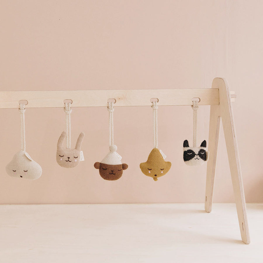 main-sauvage-baby-gym-toy-hanging-rattle-leaf-ochre-main-gtleamust- (4)