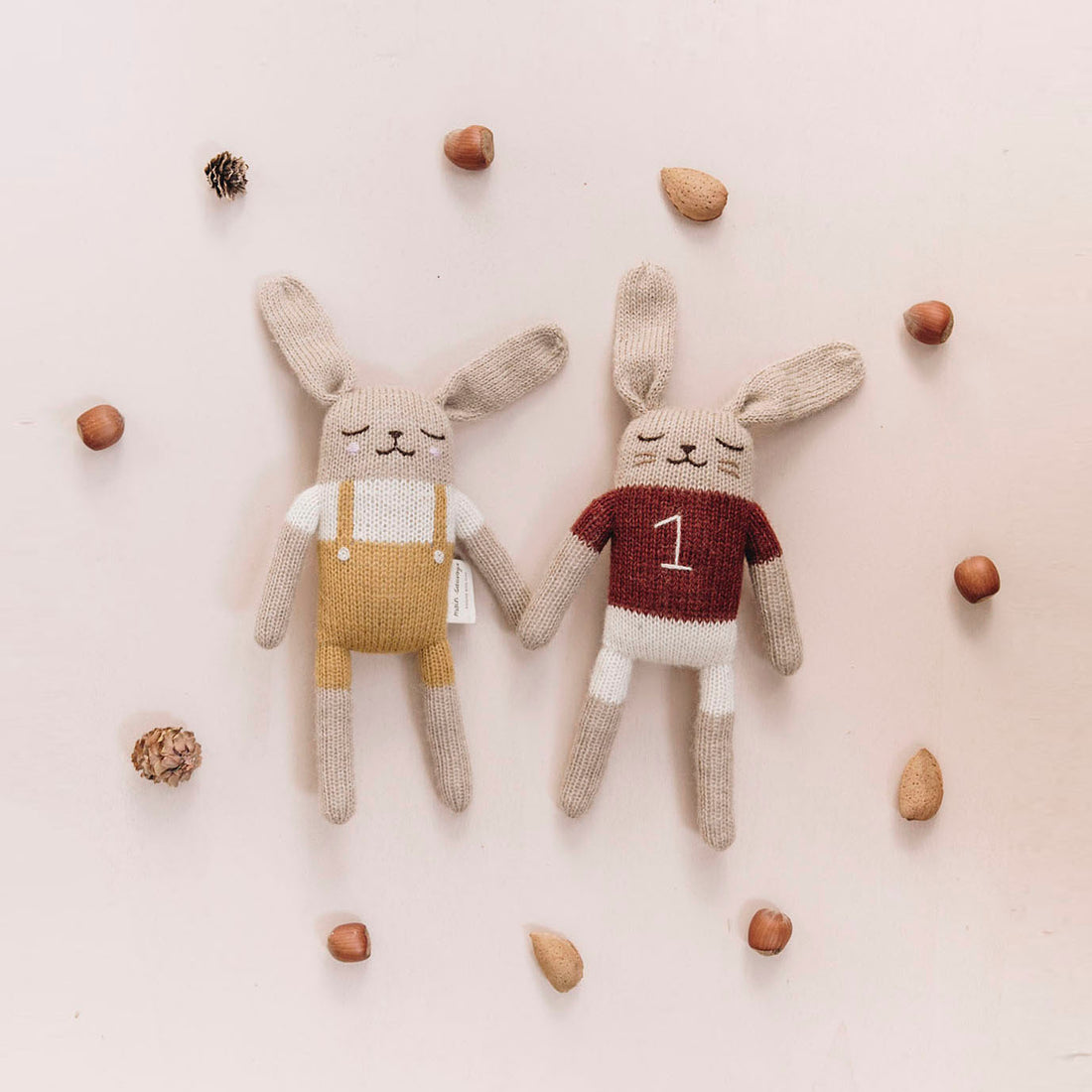 main-sauvage-knit-toy-bunny-ochre-overalls-main-stbunmust- (2)