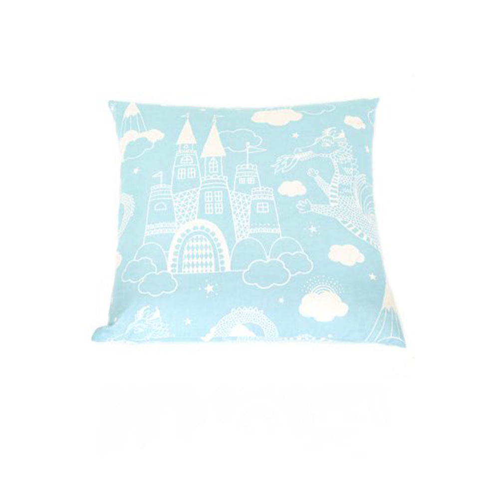 majvillan-cushion-cover-drakhimlen-ljusblå - (1)