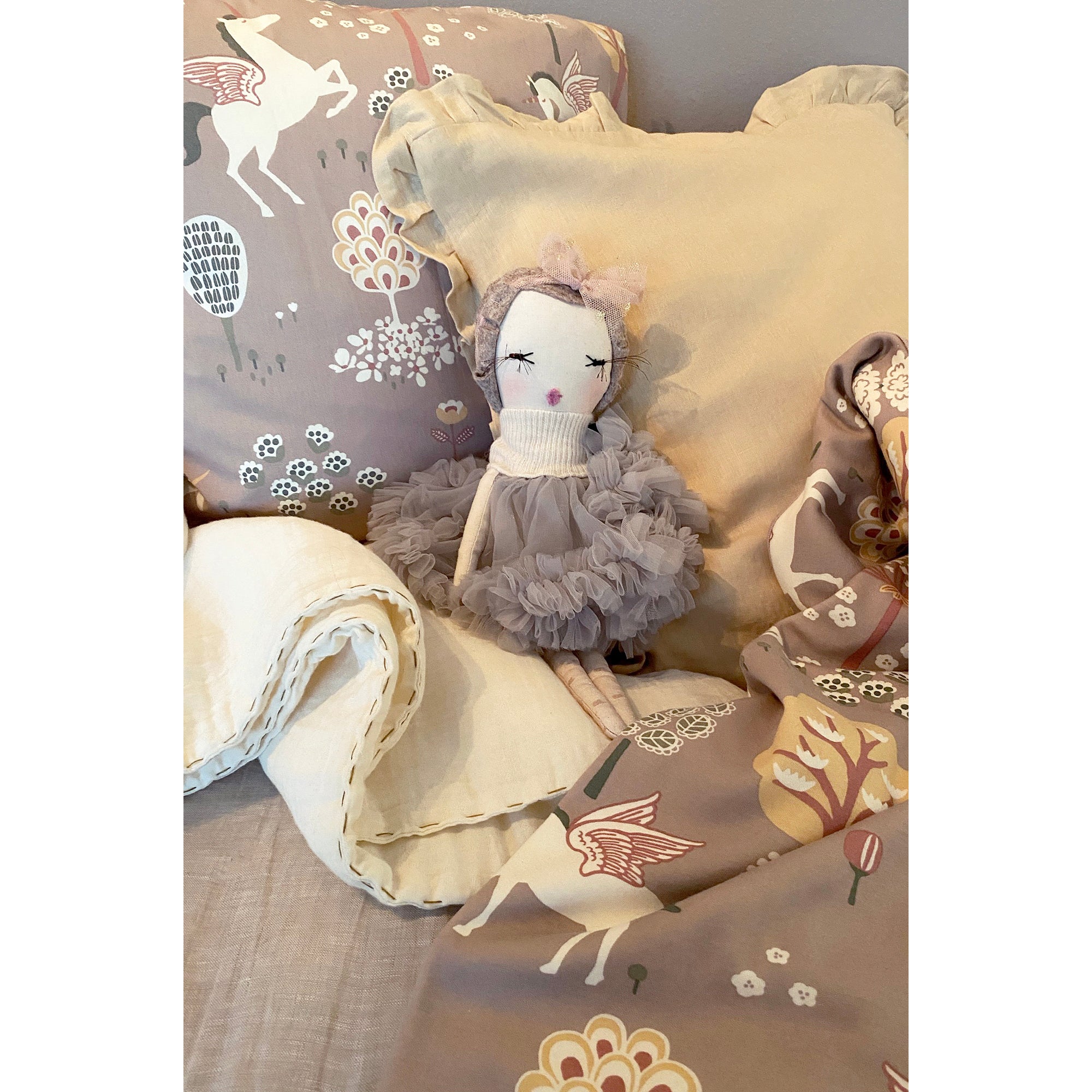 majvillan-cushion-cover-true-unicorns-lilac- (2)