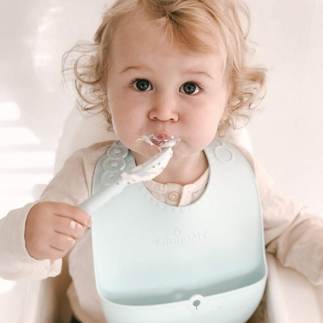 miniware-first-bite-deluxe-set-silicone-bib-cereal-bowl-silicone-lid-training-spoon-detachable-suction-foot-in-grey-mnwr-mwfbdgg- (4)