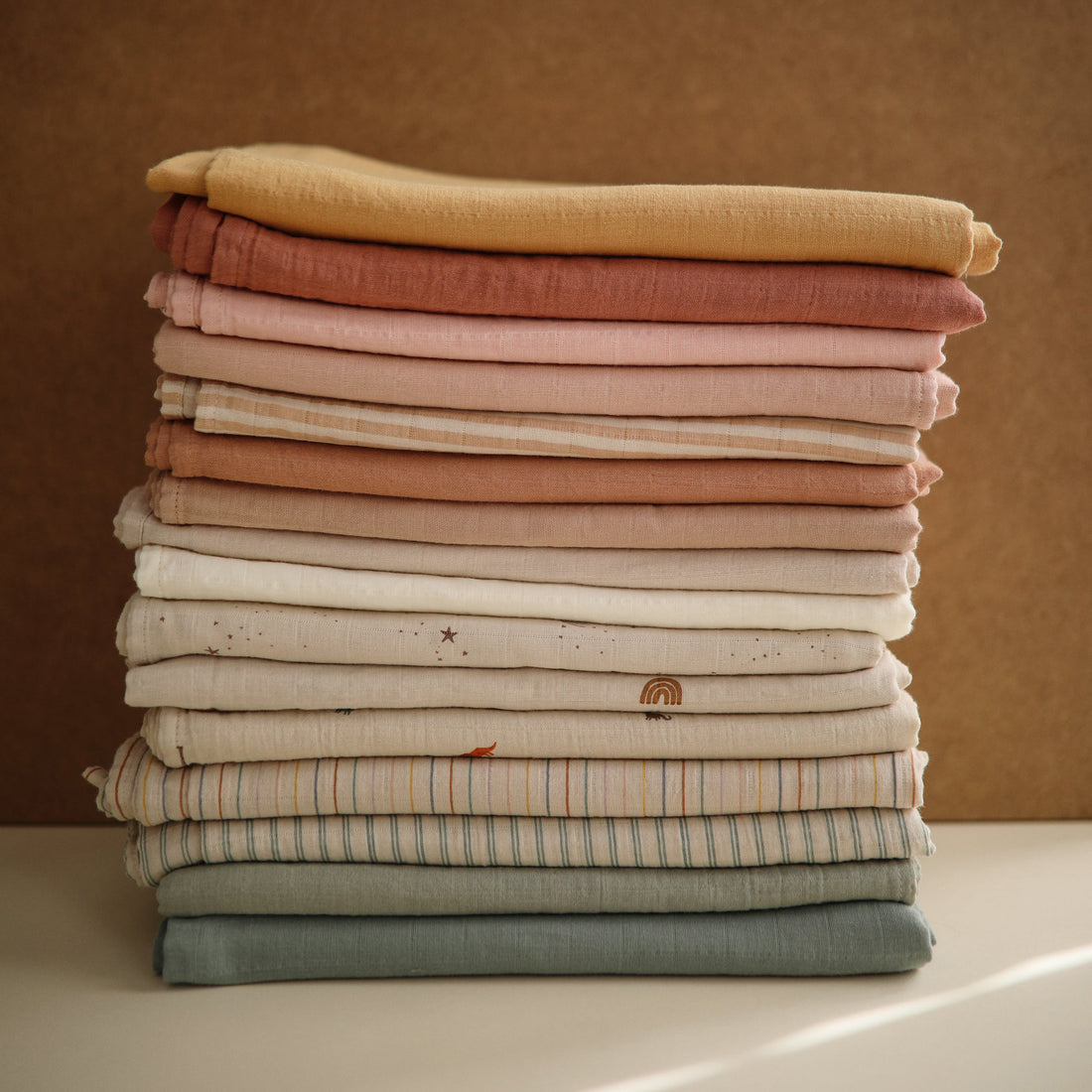 mushie-organic-cotton-muslin-swaddle-blanket-boats-mush-2200443- (2)