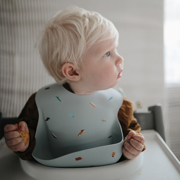 mushie-silicone-baby-bib-retro-cars-mush-2500154- (2)