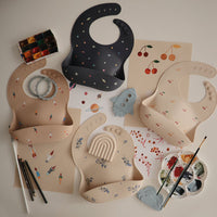 mushie-silicone-baby-bib-rocket-ship-mush-2500155- (3)