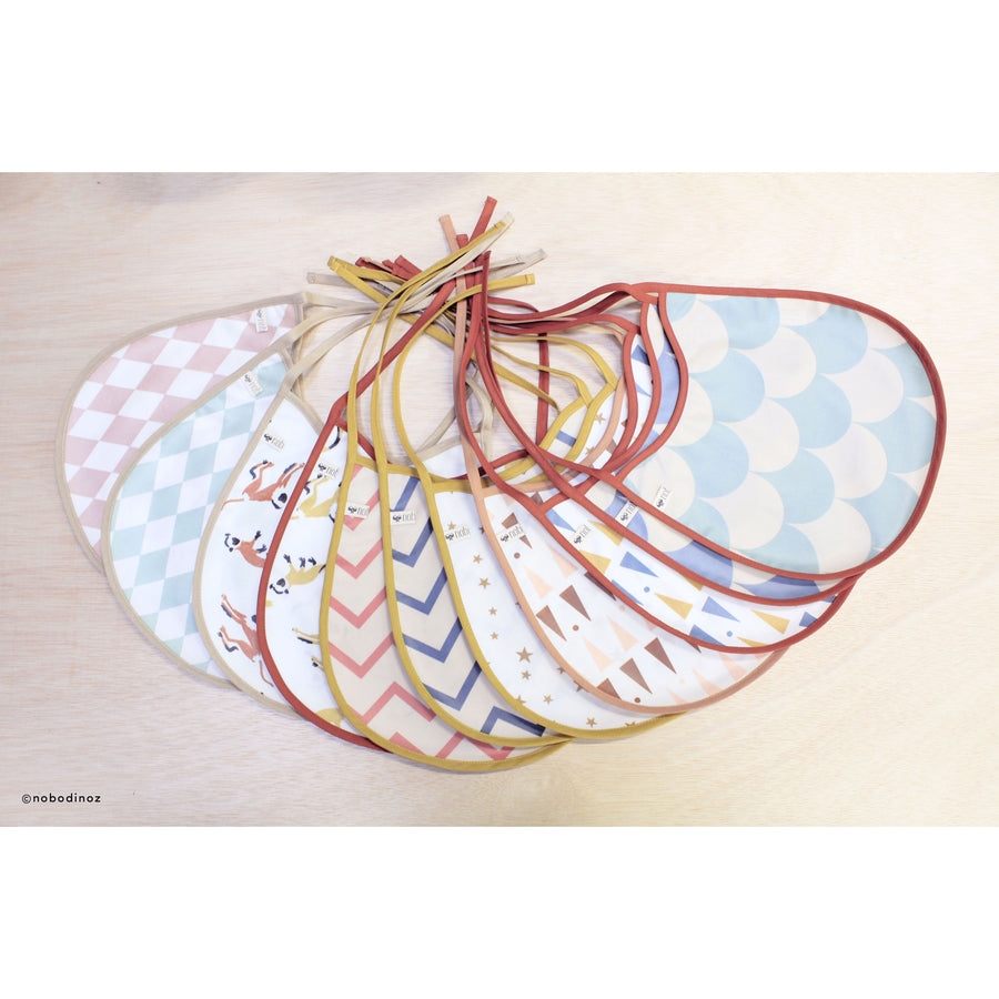 nobodinoz-bib-oil-cloth-blue-scales- (2)