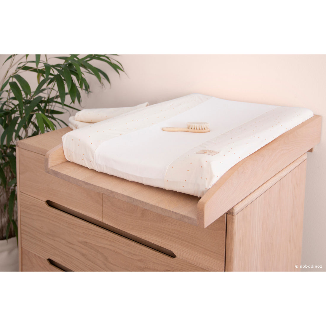 nobodinoz-butterfly-swaddle-honey-sweet-dots-natural- (5)