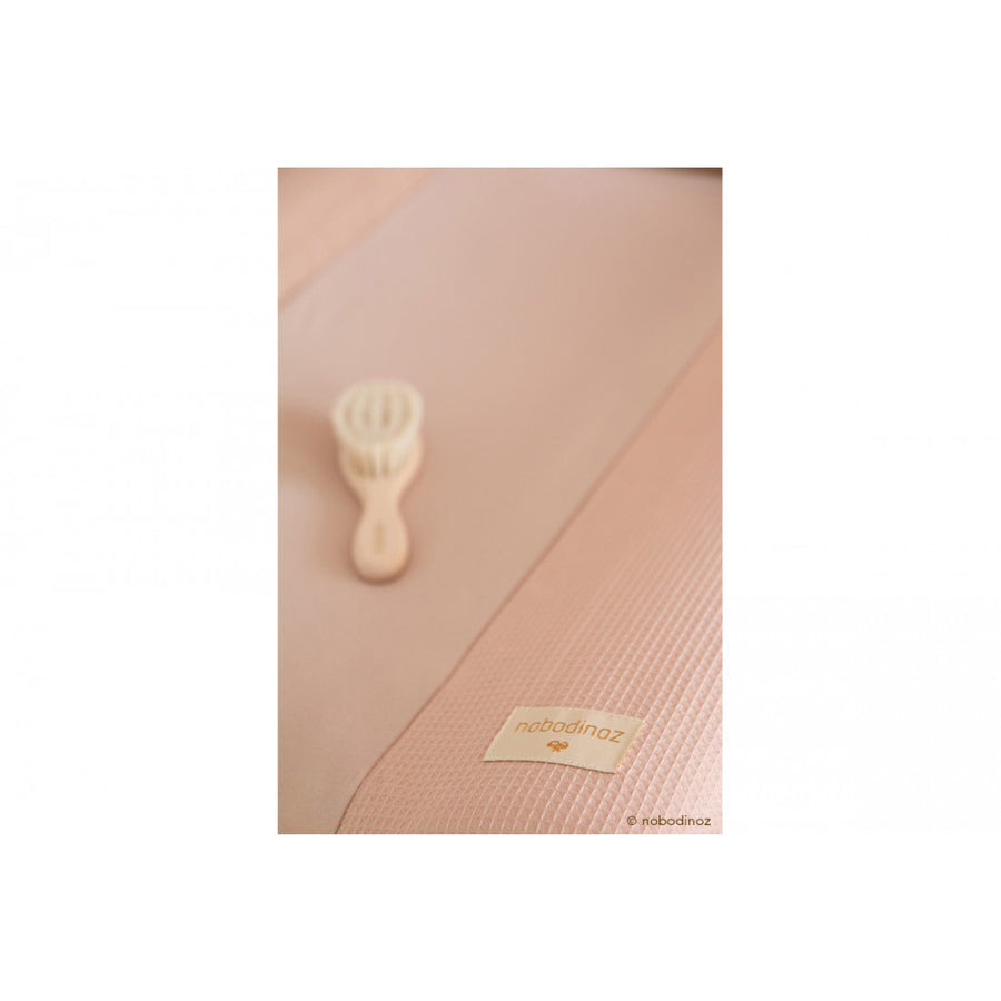 nobodinoz-calma-honeycomb-changing-cover-misty-pink- (7)