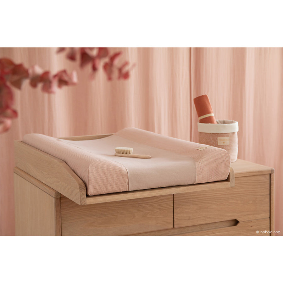 nobodinoz-calma-honeycomb-changing-cover-misty-pink- (6)