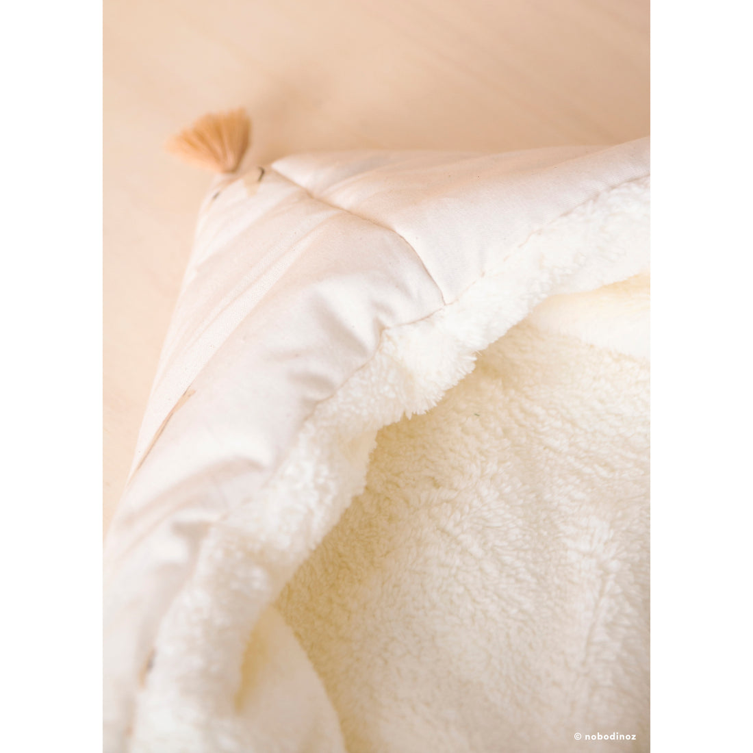nobodinoz-cozy-natural-winter-baby-nest-bag-honey-sweet-dots-natural- (4)