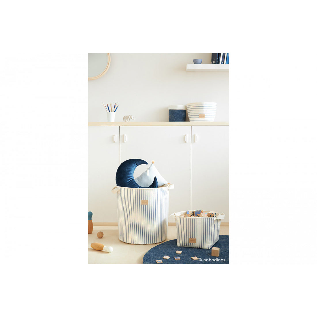 nobodinoz-django-toy-basket-blue-thin-stripes-natural-nobo-4922373- (3)