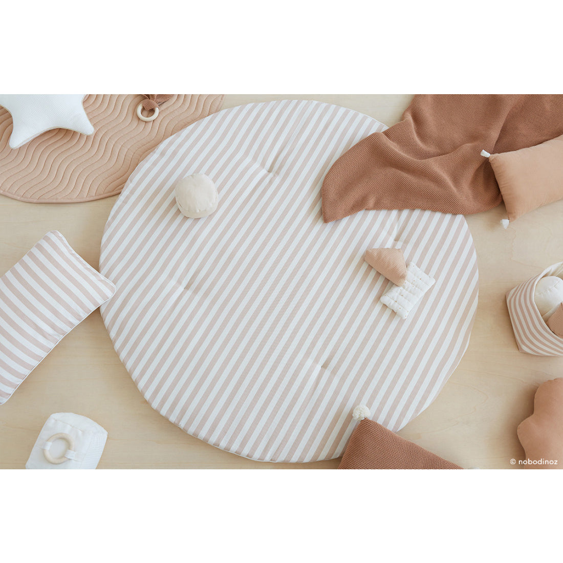 nobodinoz-fluffy-round-playmat-taupe-stripes-natural-nobo-4922243- (6)