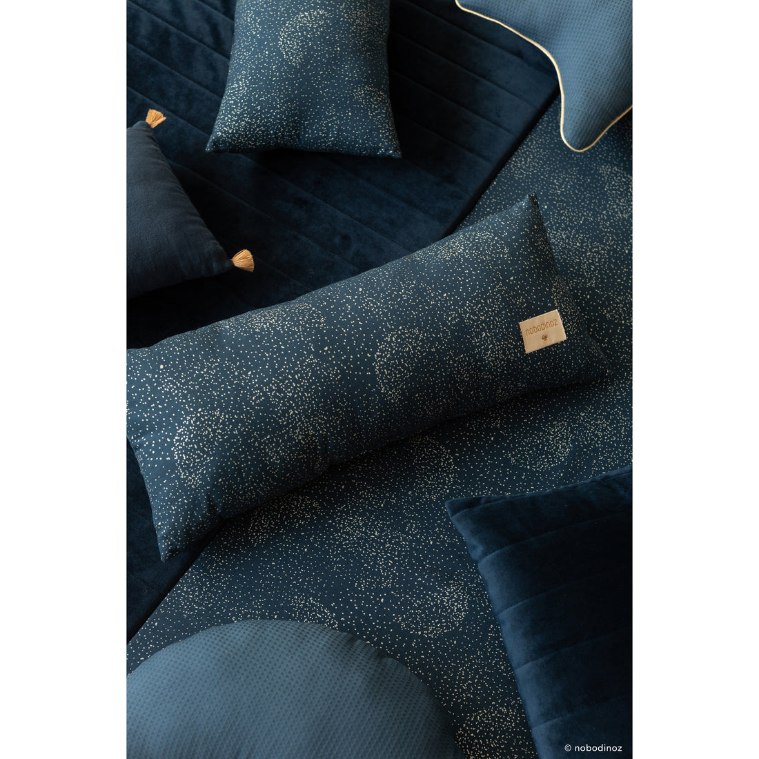 nobodinoz-hardy-long-cushion-gold-bubble-night-blue- (3)