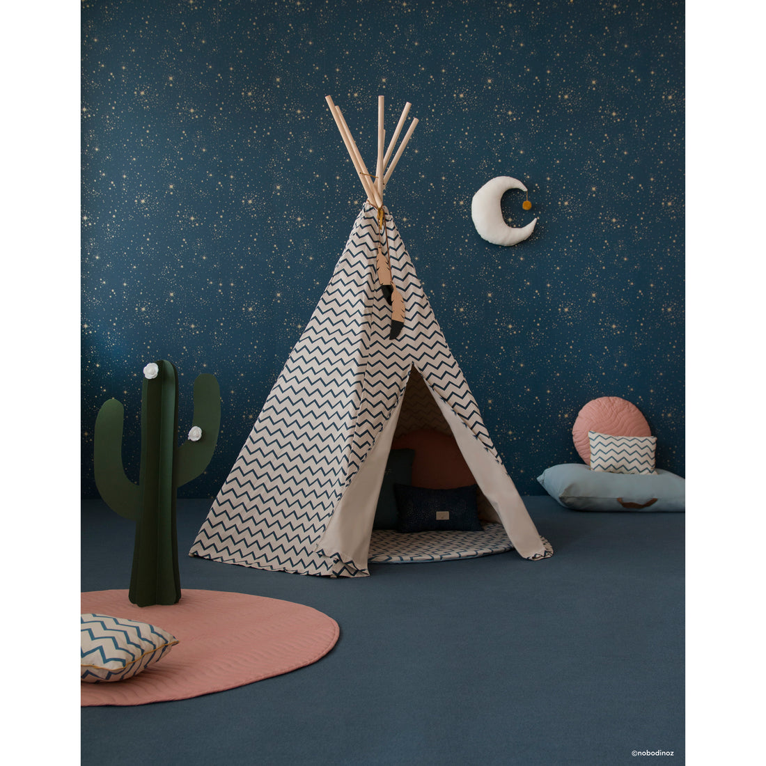 nobodinoz-hardy-long-cushion-gold-stella-night-blue- (11)