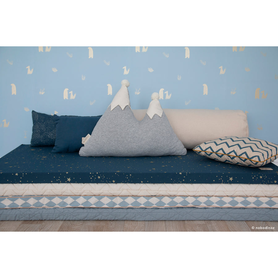 nobodinoz-hardy-long-cushion-gold-stella-night-blue- (5)