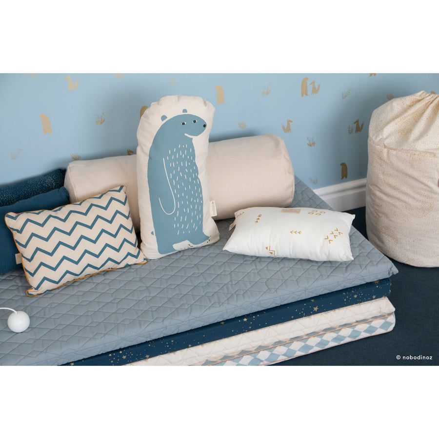 nobodinoz-hardy-long-cushion-gold-stella-night-blue- (6)