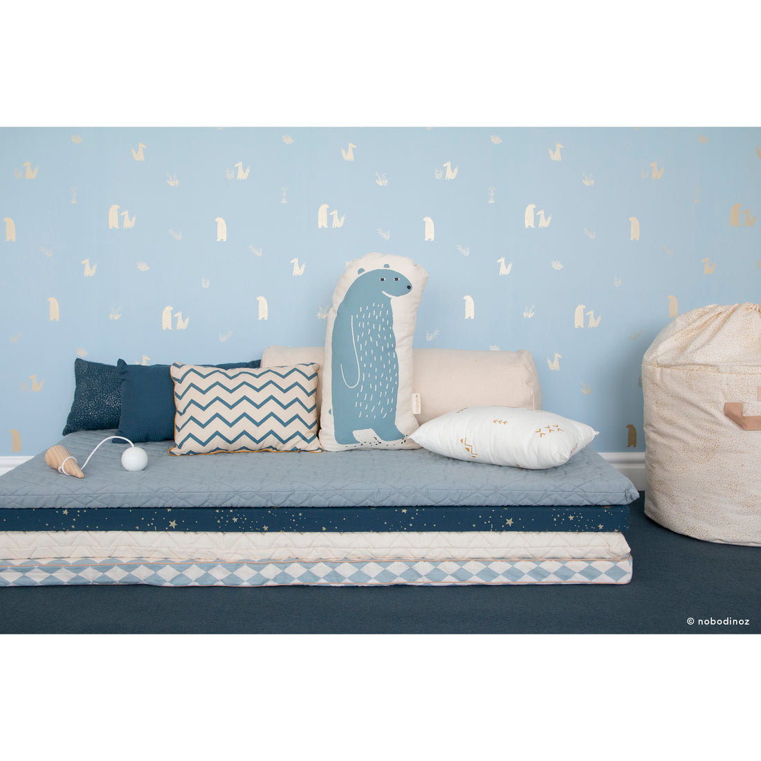 nobodinoz-hardy-long-cushion-gold-stella-night-blue- (8)