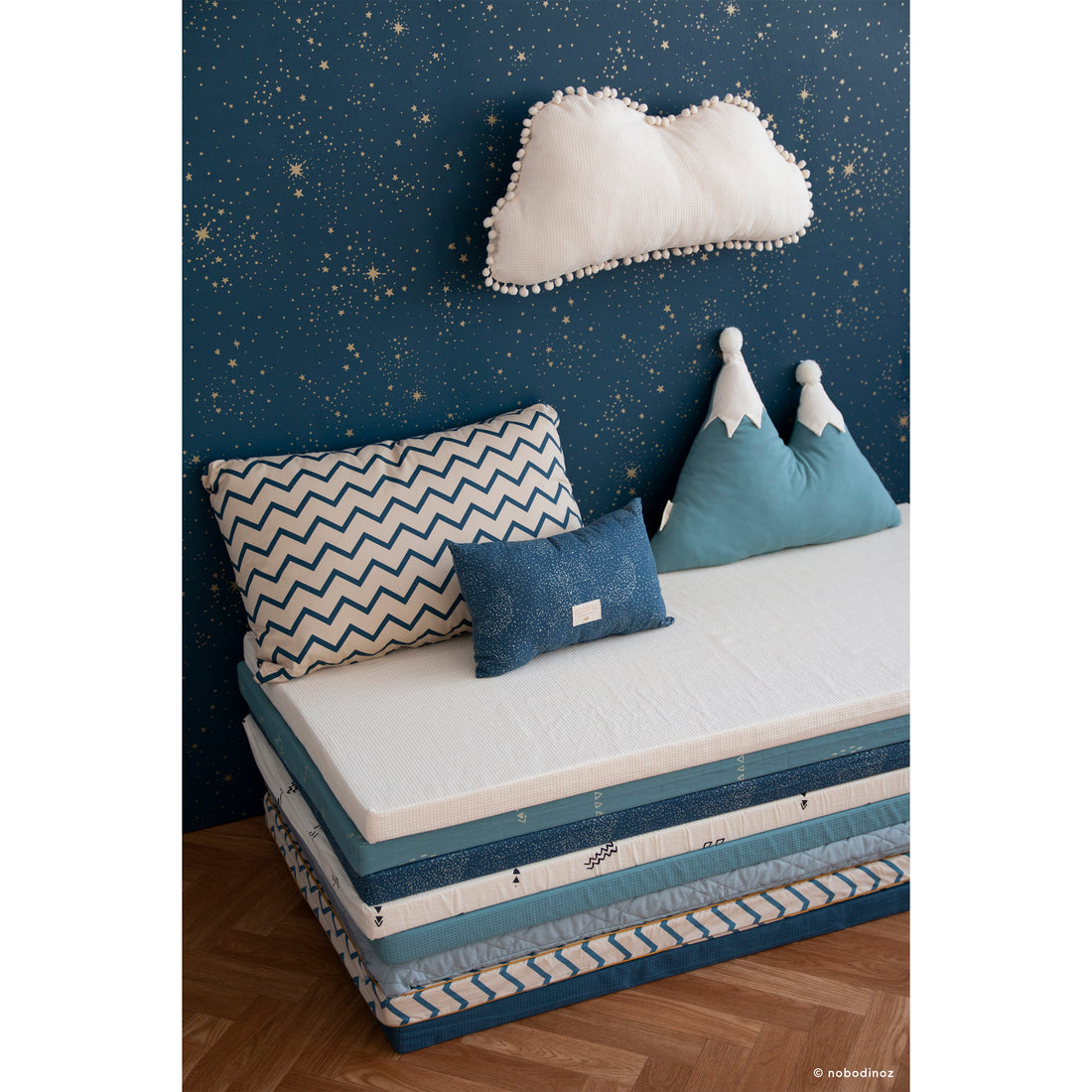 nobodinoz-hardy-long-cushion-gold-stella-night-blue- (9)
