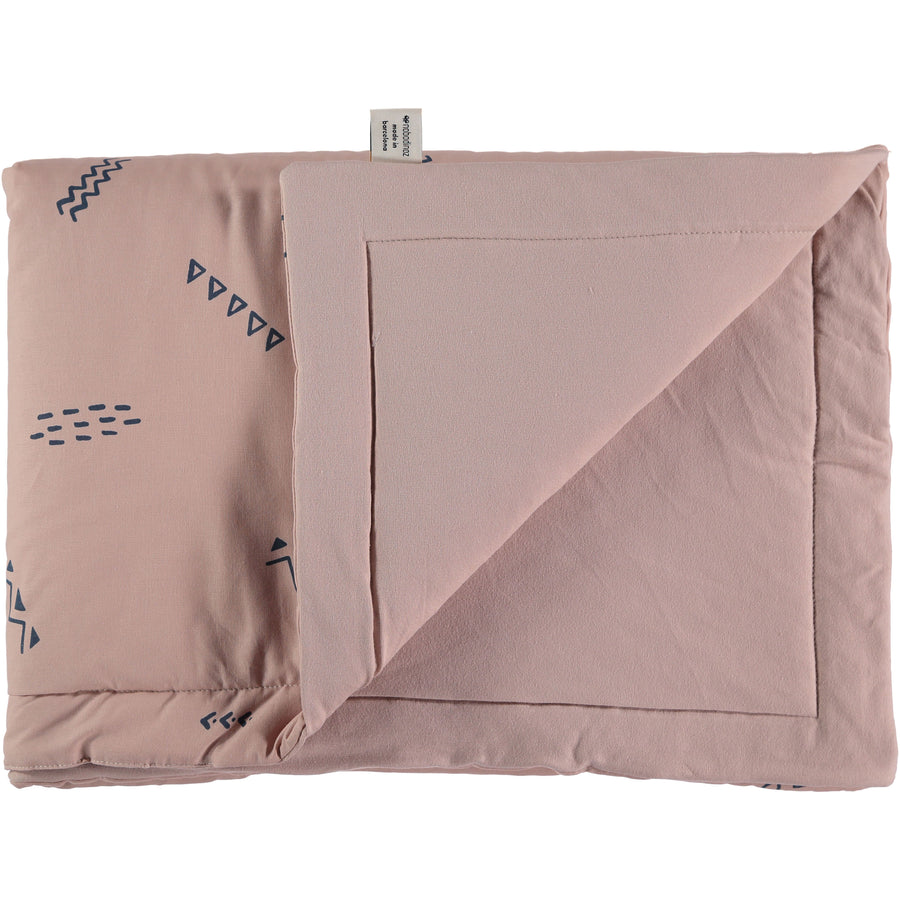 nobodinoz-laponia-blanket-small-blue-secrets-misty-pink (2)