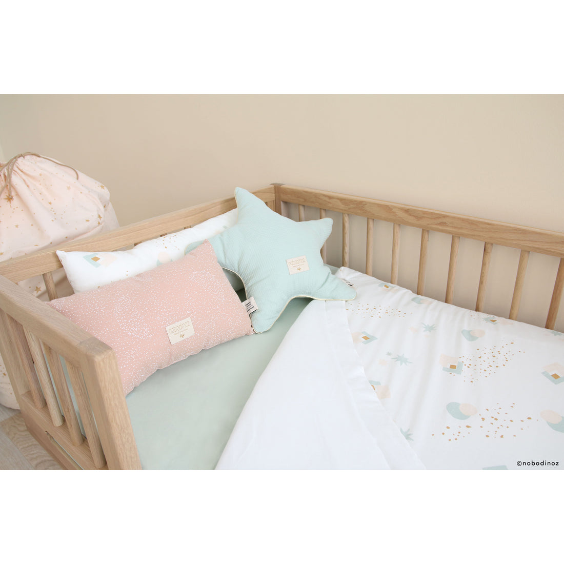 nobodinoz-laurel-cushion-white-bubble-misty-pink- (4)