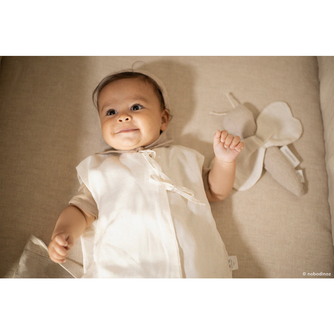 nobodinoz-lin-français-dragonfly-rattle-greige-nobo-4923356- (5)
