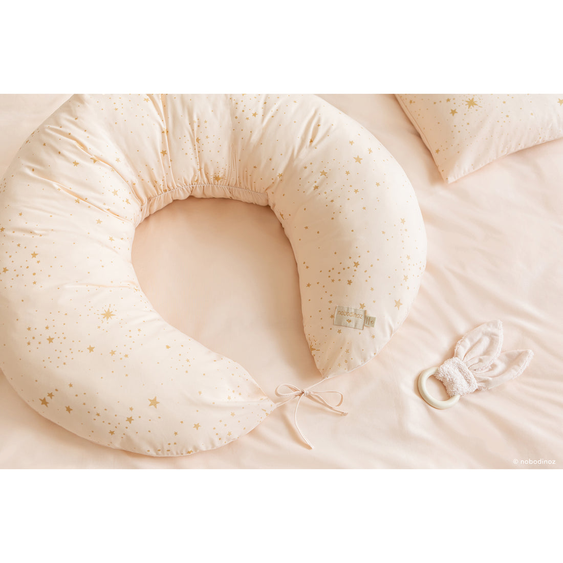 nobodinoz-maternity-pillow-luna-gold-stella-dream-pink- (7)