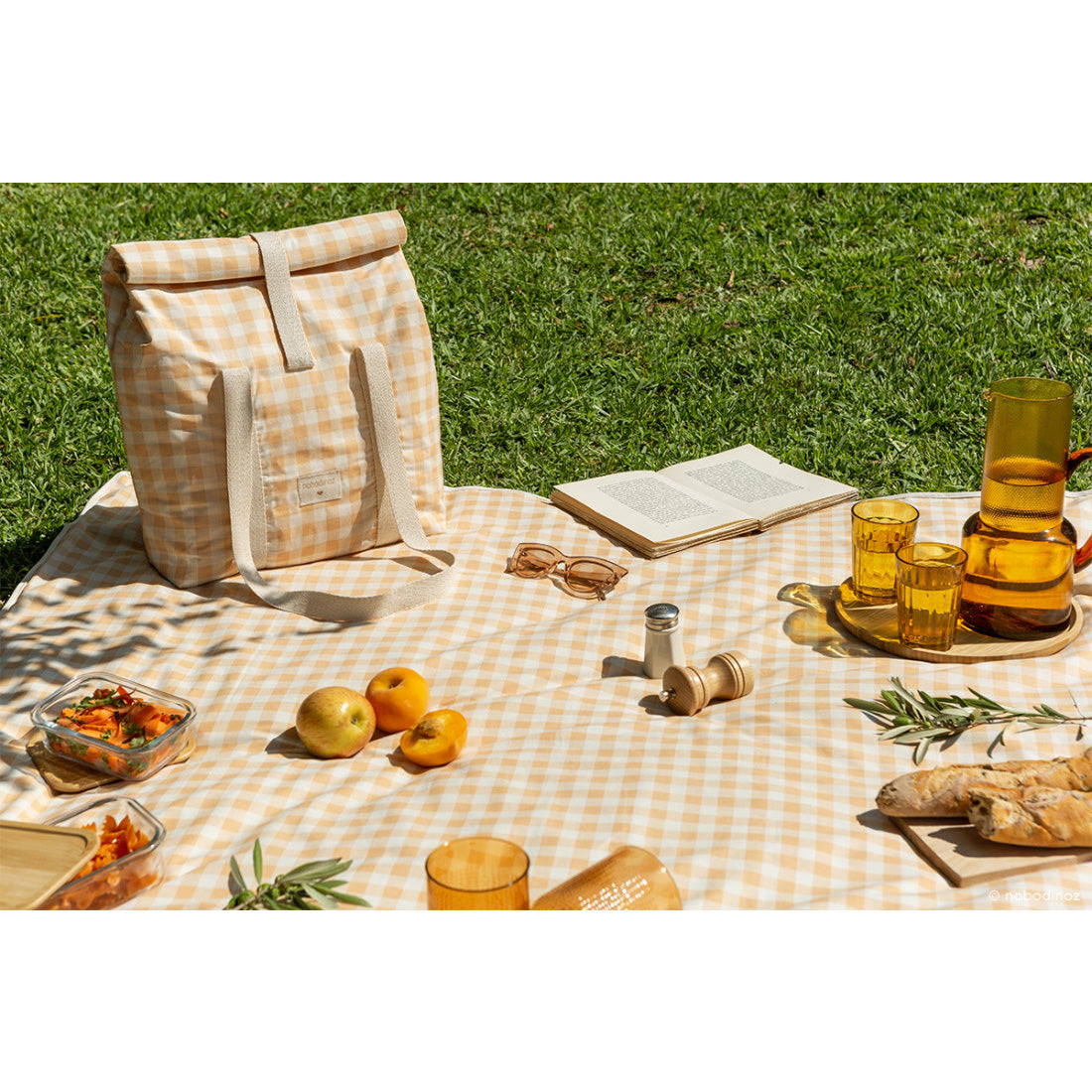 nobodinoz-sunshine-waterproof-picnic-cloth-melon-vichy- (2)
