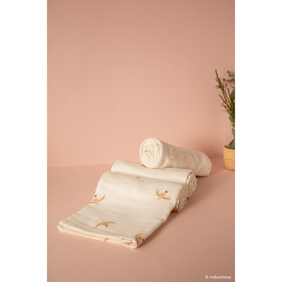 nobodinoz-swaddle-baby-love-honey-sweet-dots-natural- (6)