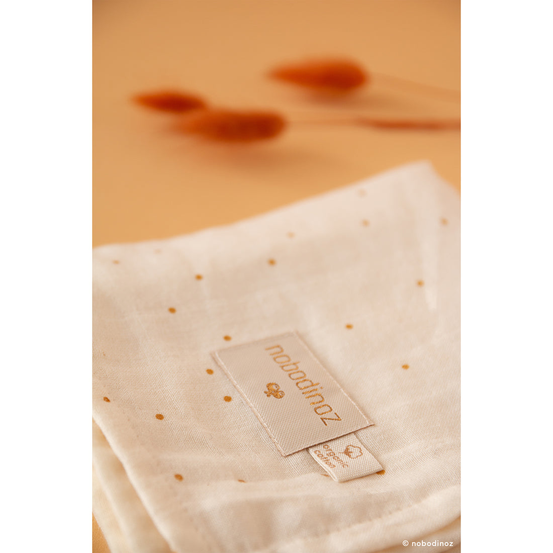 nobodinoz-swaddle-baby-love-honey-sweet-dots-natural- (5)