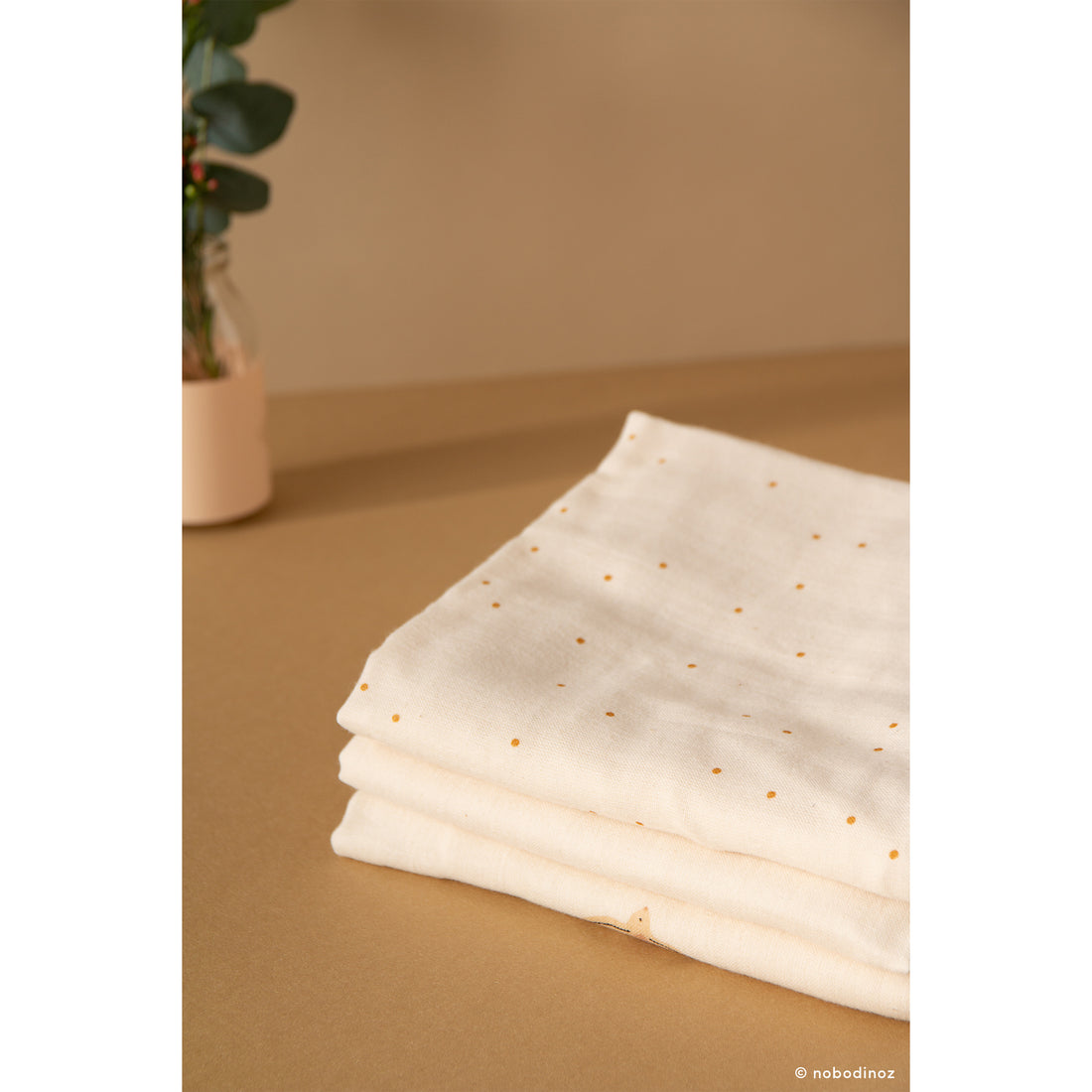 nobodinoz-swaddle-baby-love-honey-sweet-dots-natural- (4)