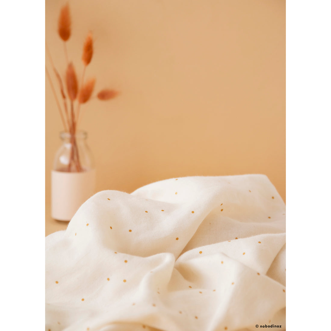 nobodinoz-swaddle-baby-love-honey-sweet-dots-natural- (3)