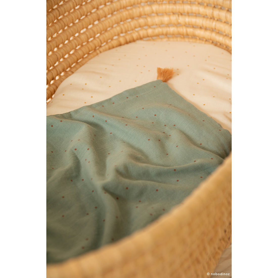 nobodinoz-treasure-summer-blanket-toffee-sweet-dots-eden-green- (8)