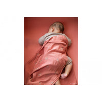 nobodinoz-wabi-sabi-birth-gift-swaddle-print-70x70-blossom-rosewood-nobo-4927781