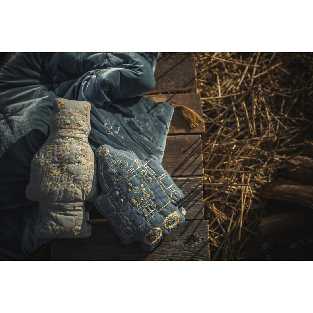 numero-74-robot-cushion-ice-blue- (2)
