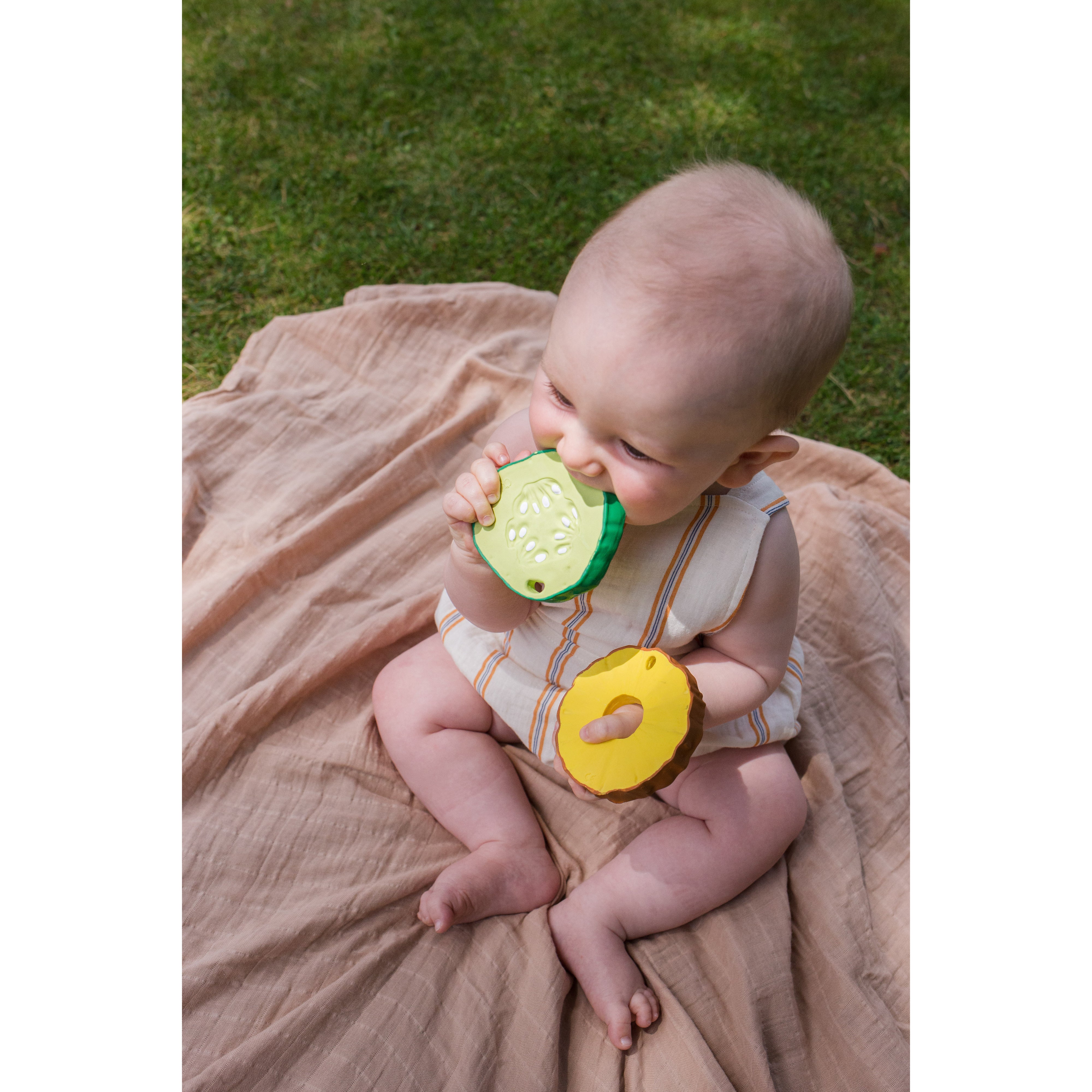 oli-&-carol-pepino-the-cucumber-teether-olic-l-cucumber-unit (10)